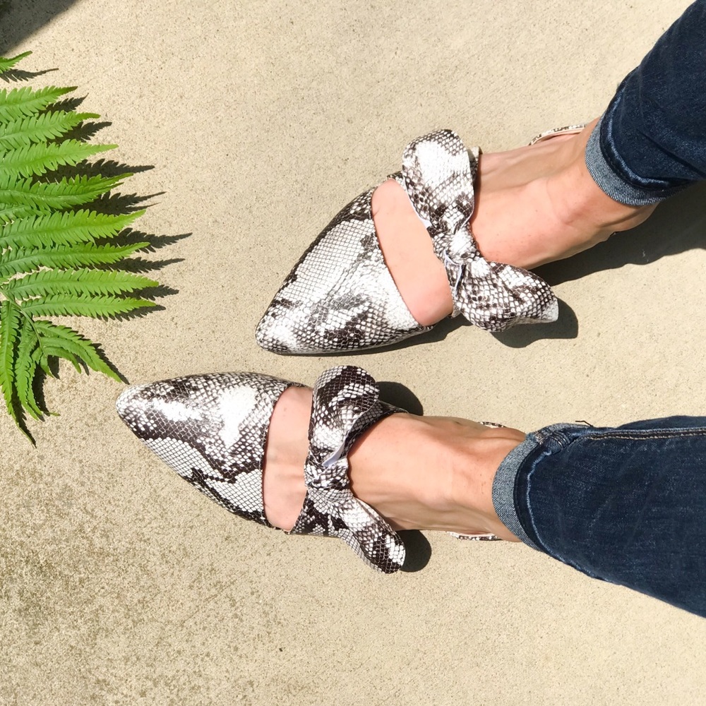 2 LEFT!!! Snakeskin Snake Print Bow Flats Mules - Picture 5 of 8